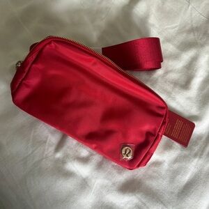 🆕 Lululemon Everywhere Belt Bag New Year Dark Red Gold